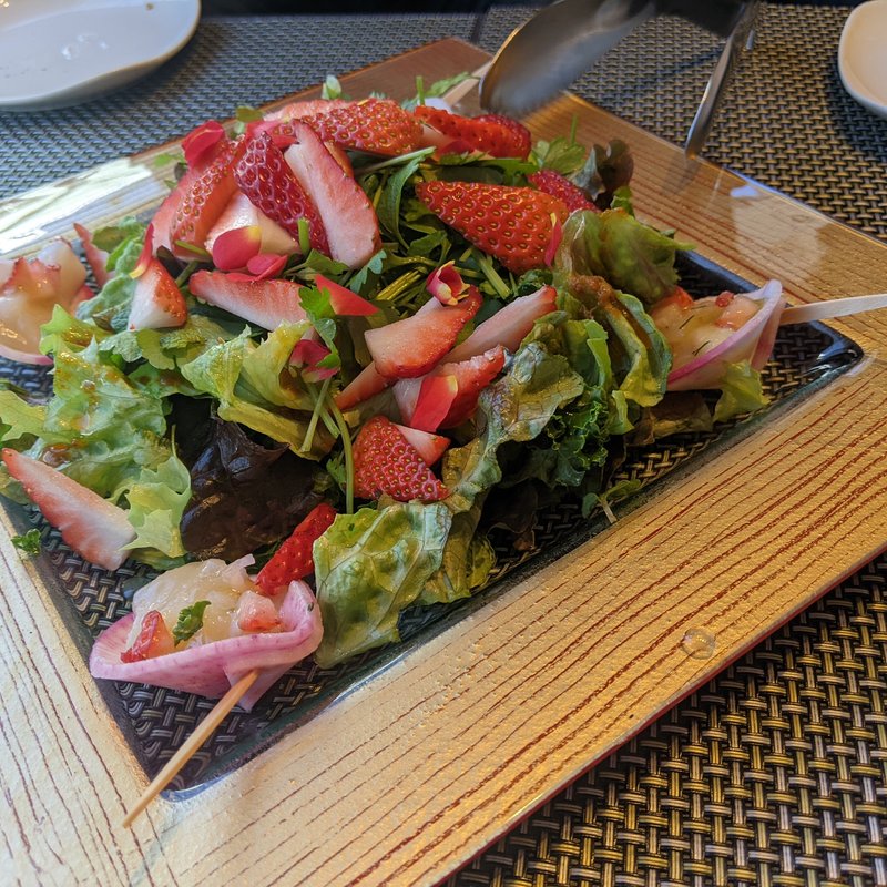 いちご畑に無断侵入したイカちゃん帆立ちゃん(THE LIVING)