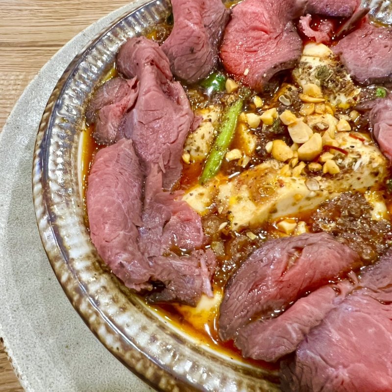 黒毛和牛の麻婆豆腐ローストビーフのせ(ニクサングルマン)