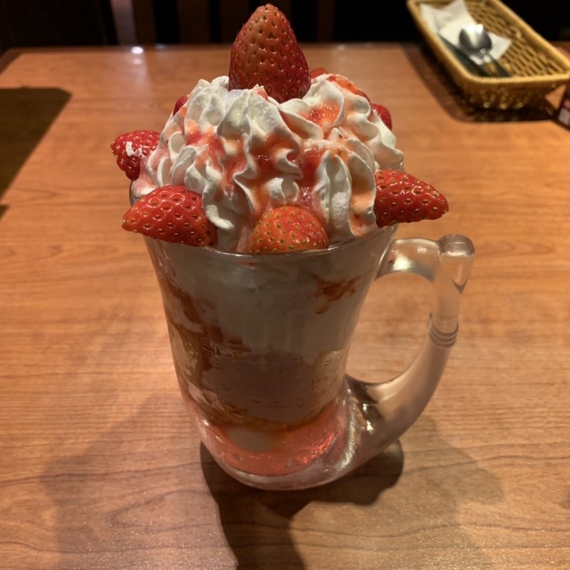 ジョッキパフェ(いちご)(びっくりドンキー池袋サンシャイン通り店)