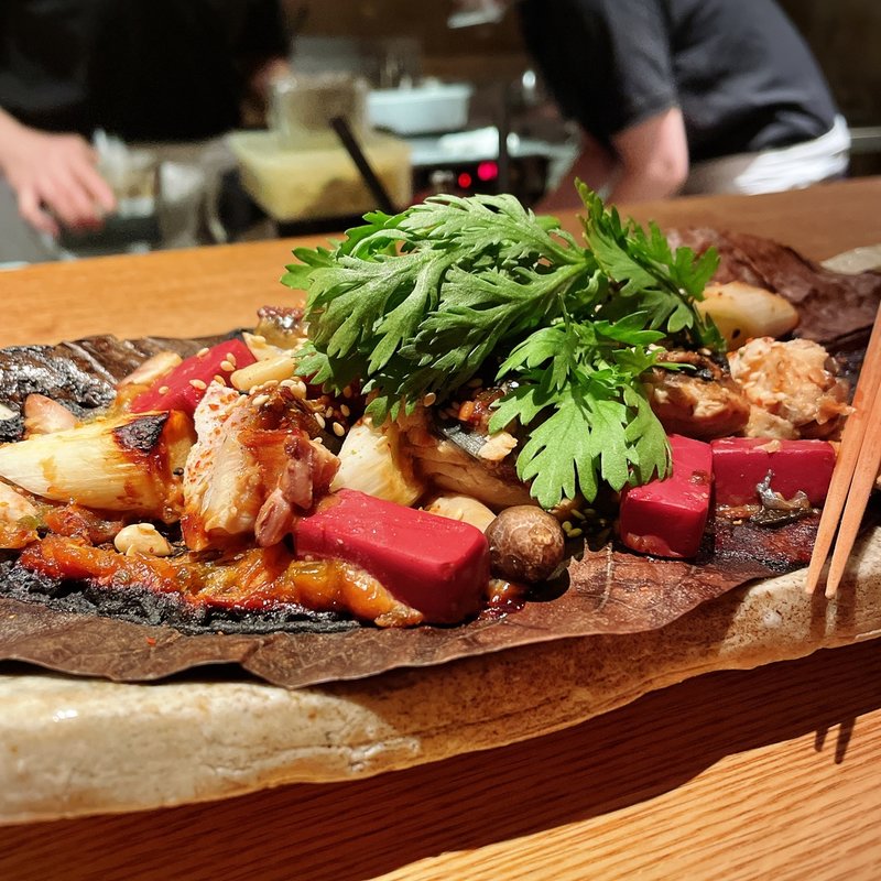 鯖と赤こんにゃく朴葉焼(高太郎 （こうたろう）)