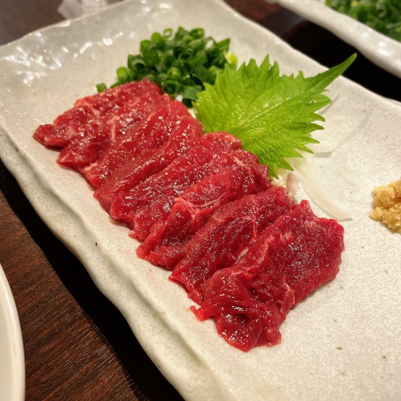 熊本県産赤身馬刺(博多もつ鍋・和楽 西麻布店)