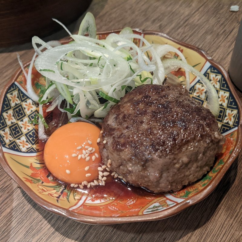 名物ホルモンバーグと卵(にくがとう33895)