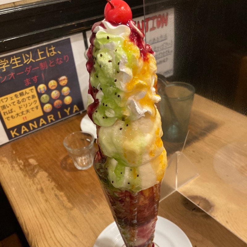 フルーツパフェ(パフェ専門店 スイーツカフェ KANARIYA 鶴橋本店)