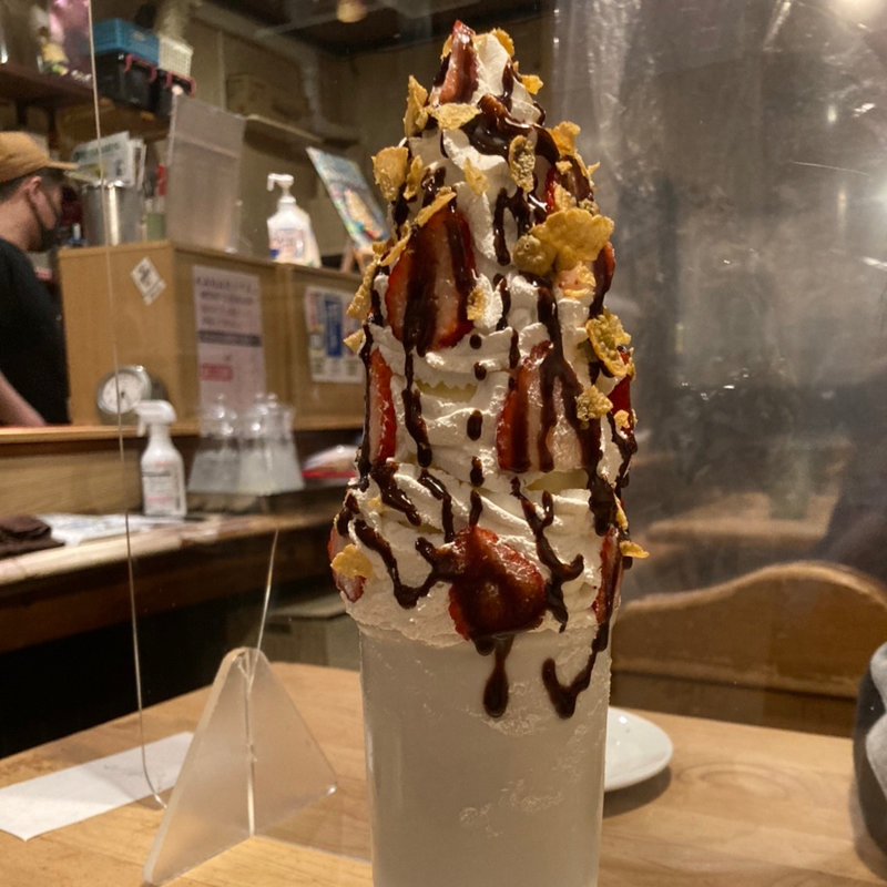 ストロベリーパフェ(パフェ専門店 スイーツカフェ KANARIYA 鶴橋本店)