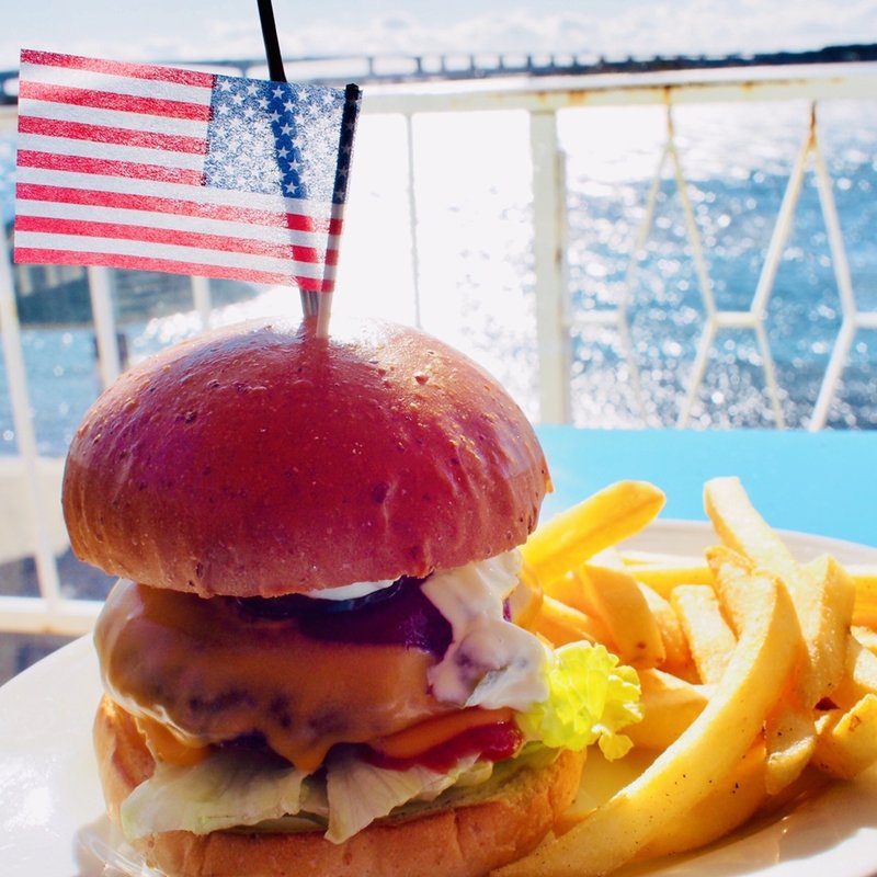 牛100%チーズバーガー(Resort cafe LEADER 弁天島店)