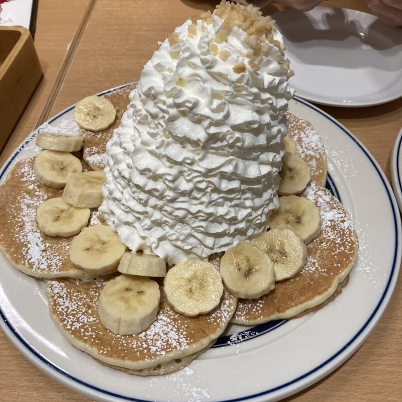 バナナパンケーキとマカダミアナッツ(Eggs 'n Things 湘南江の島店)