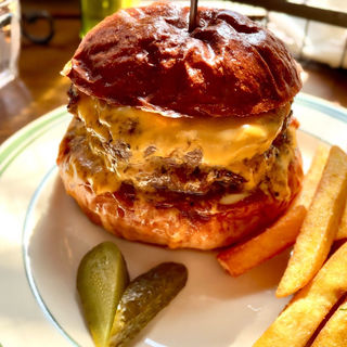 ダブルチーズバーガー(ザ マンチーズ バーガーワークス (THE MUNCHIES BURGER WORKS))