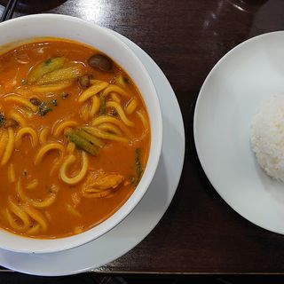 ネパール風カレーうどん（ランチセット:ライス、サラダ、ドリンク付き）(シバ)