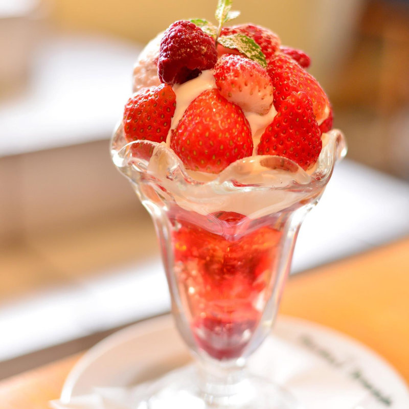 苺パフェ(café vivement dimanche｜カフェ ヴィヴモン ディモンシュ)