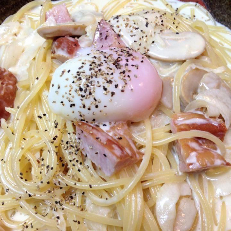 ゴロゴロベーコンの温玉カルボナーラ(都築亭)