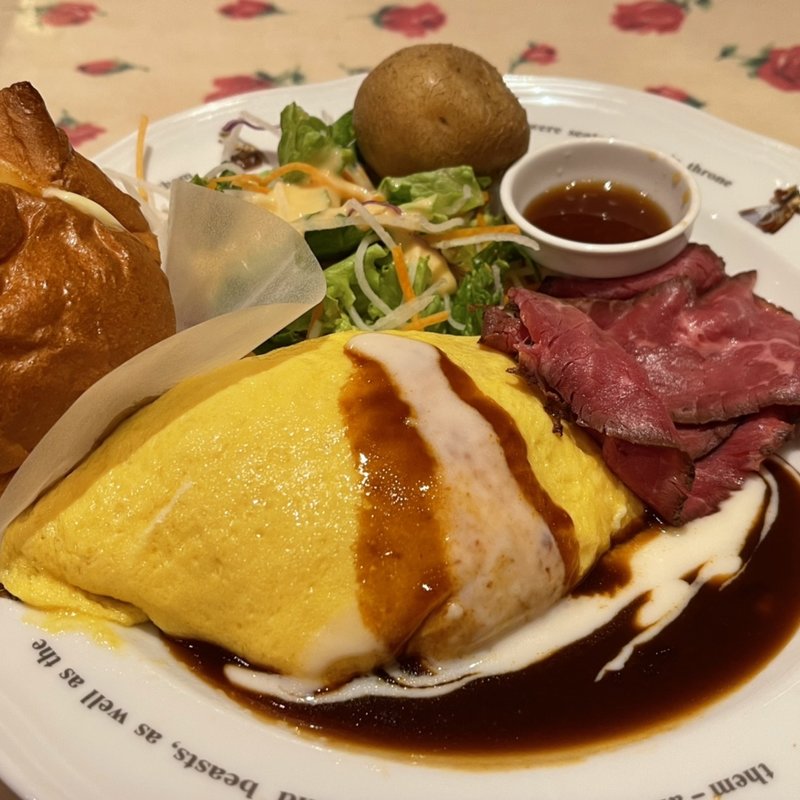 KUKUチキンライスのデミグラスソースオムライスとローストビーフ(ラケル 名古屋スパイラルタワーズ店)