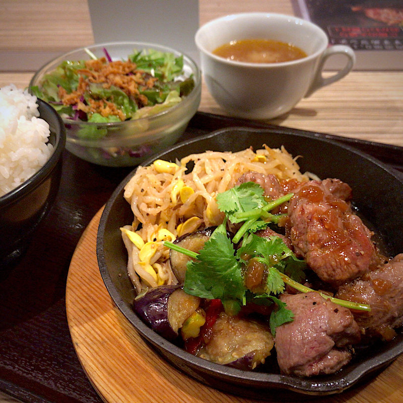 鉄板MIXラムステーキ 150g(羊肉酒場 0,19 チカマチラウンジ店)