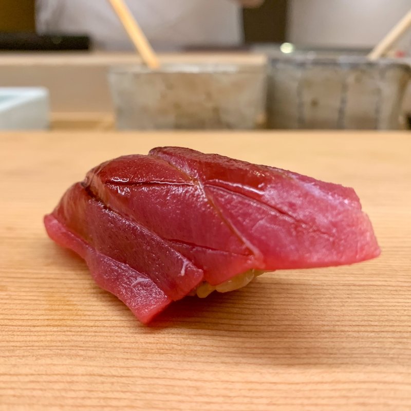 まぐろ赤身(ヒカリモノ 鮨とツマミ)