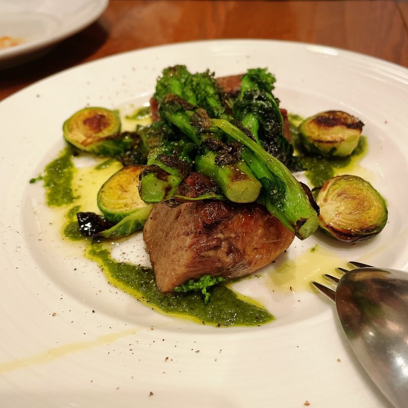 豚タンと菜の花、芽キャベツの窯焼き(白金 イゾラ （ISOLA）)