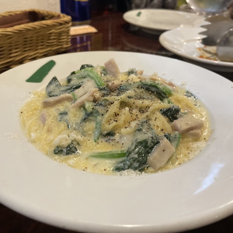 鶏肉とほうれん草のクリームパスタ(カルボナイオ)