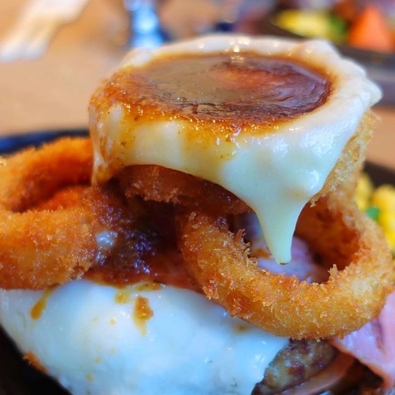 気まぐれチーズハンバーグ（180g）(炭火ステーキ 炉舎 本店)