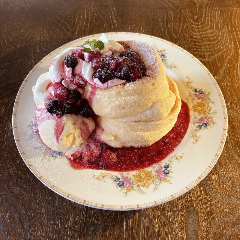 ベリーベリーパンケーキセット(iriya plus cafe（イリヤプラスカフェ）)