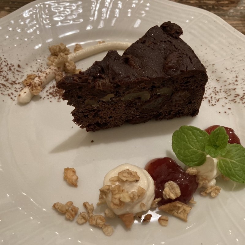 胡桃とレーズンのガトーショコラ(vege&grain cafe meu nota（メウノータ）)