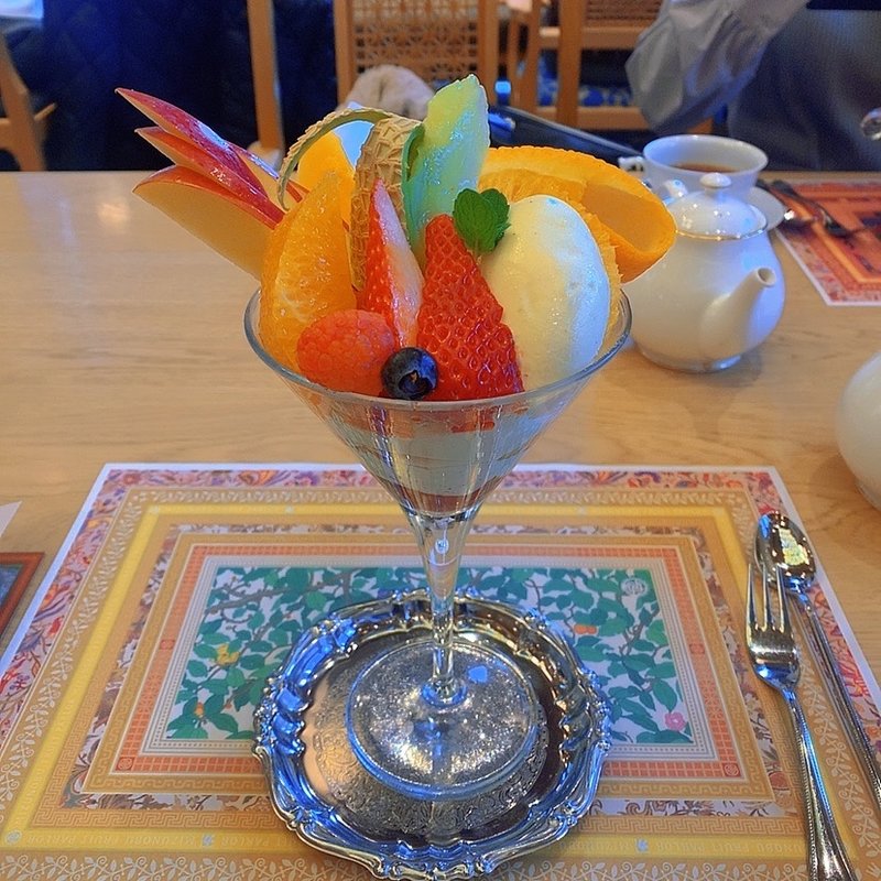 フルーツパフェ(水信フルーツパーラースタンド)