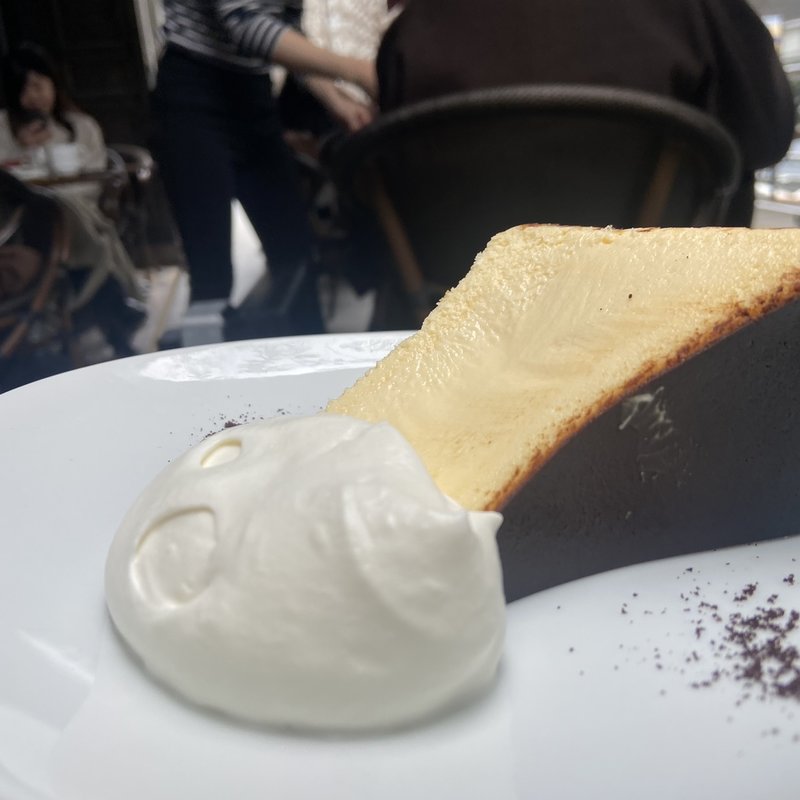 バスクチーズケーキ(シクスバイオリエンタルホテル)