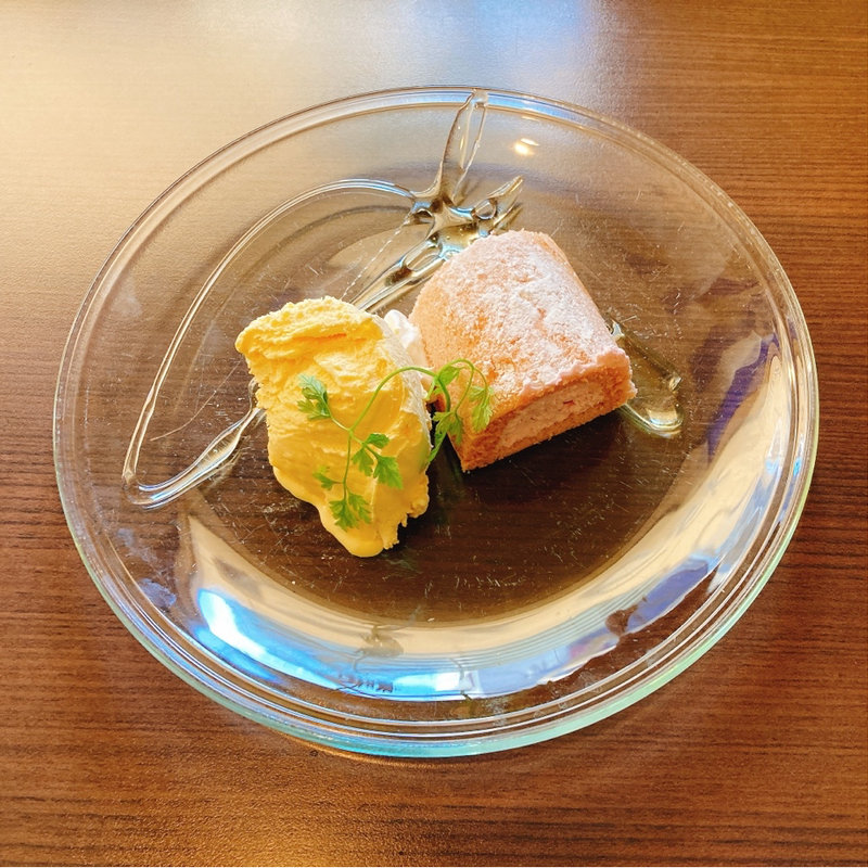 苺のムースのケーキとバニラアイス(シュポール （SHUPOUL）)