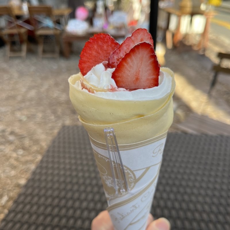 いちごクレープ(Radiant café（ラディエント カフェ）)