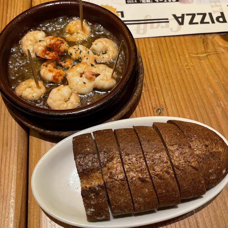 アヒージョとバケット(ビッレリア&ピッツェリア ルーチェ （LUCE）)