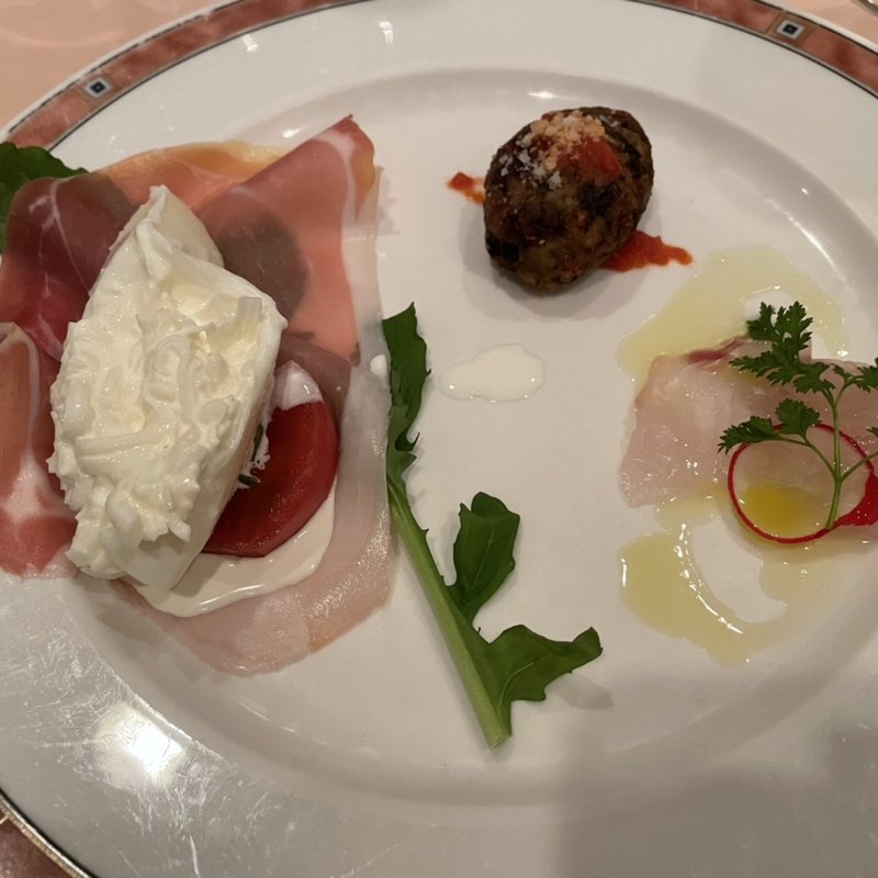 ブッラータチーズのカプラーゼと生ハム(エリオ・ロカンダ・イタリアーナ)