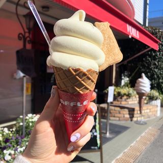 酪乳まろやかソフトクリーム(ヴォアラ洋菓子店 （ヴォアラ ヨウガシテン）)