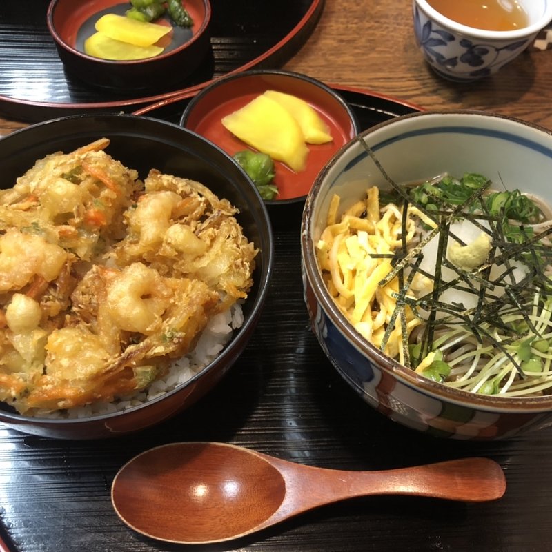 かき揚げ丼（プラス冷たいそば）(手打ちうどんの店 倭)