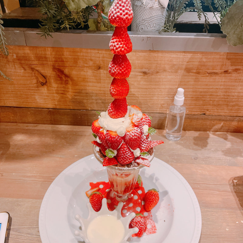 いちごマウンテンパフェ(メルカ)