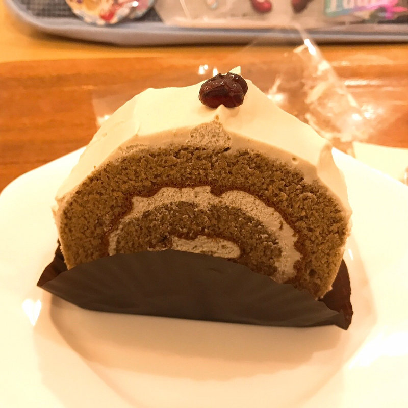 ほうじ茶ロールケーキ(メゾン・ド・ヴェールセレオ八王子店)