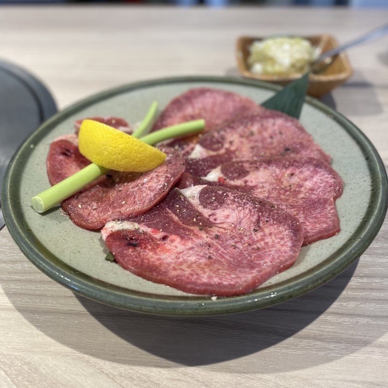 塩タン(自家製ネギトッピング)(駅前焼肉 NikuMachi)