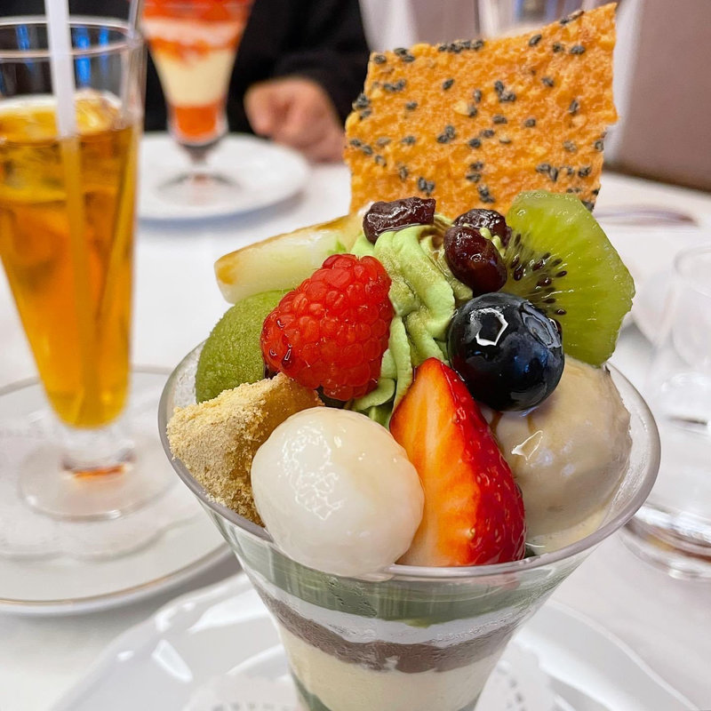 宇治抹茶とほうじ茶・枇杷・スペシャルストロベリーのパフェ(資生堂パーラー サロン・ド・カフェ 銀座本店)