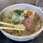 牛骨　塩　らあ麺(麺割烹 九心)