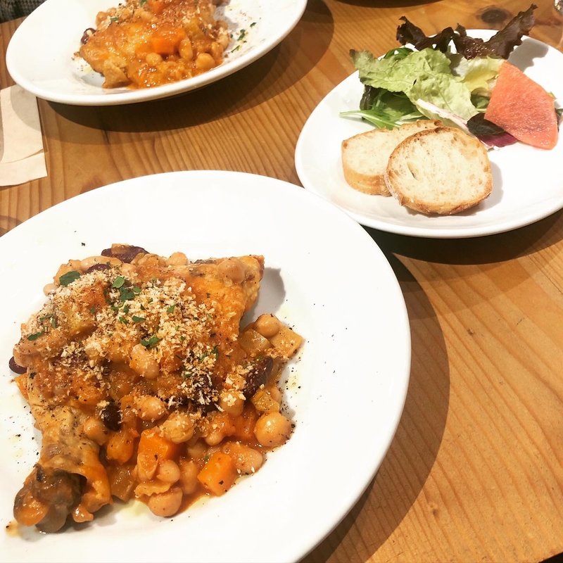 骨付きチキンと3種のお豆のカスレ(favo)