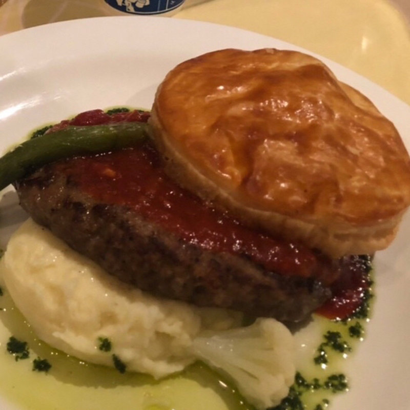 ハンバーグ、トマトバーベキューソース　パイ添え(東京ディズニーシー ホライズンベイ・レストラン)