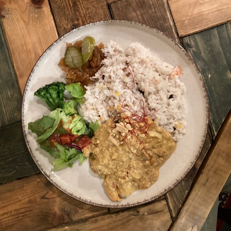 シーフードたまごカレー(三月の水)