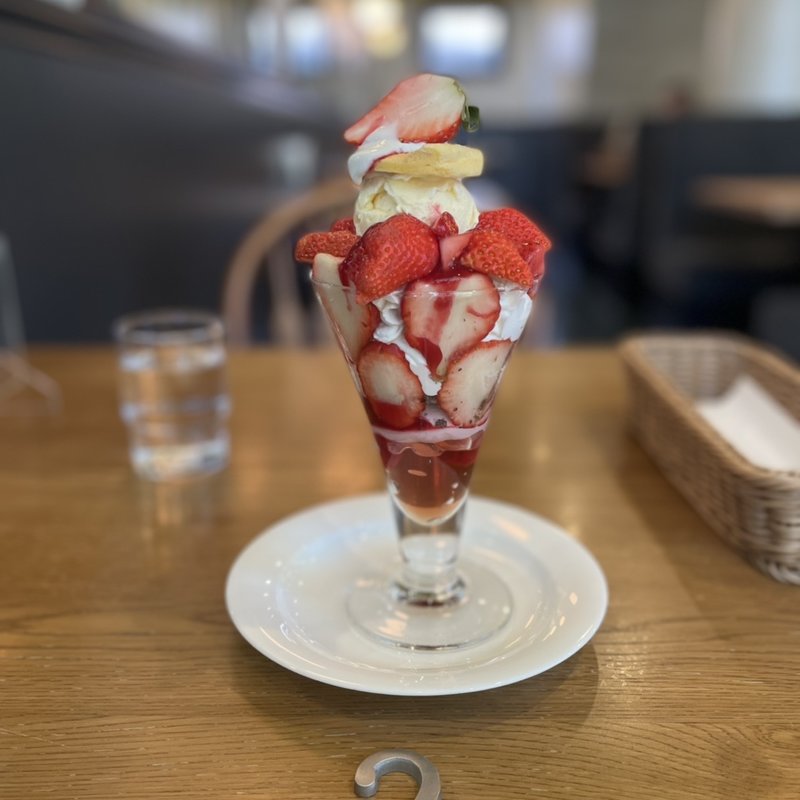 ストロベリーパンケーキパフェ(ミスフルーツパーラー)