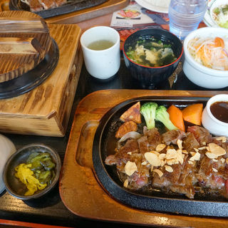 五目釜飯と赤身熟成牛ステーキ(レストラン 加里部(かりぶ))