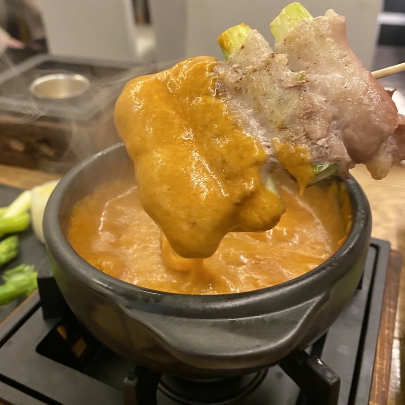 アスパラ巻き× カレーチーズフォンデュ(栄の串 せぶん)