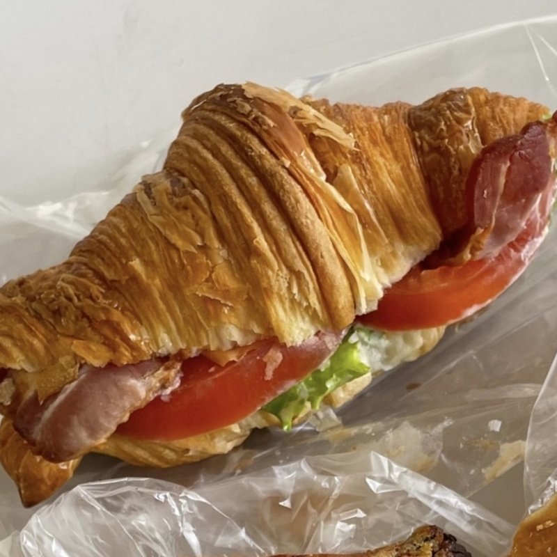 クロワッサンBLTサンド(東雲パンベース)