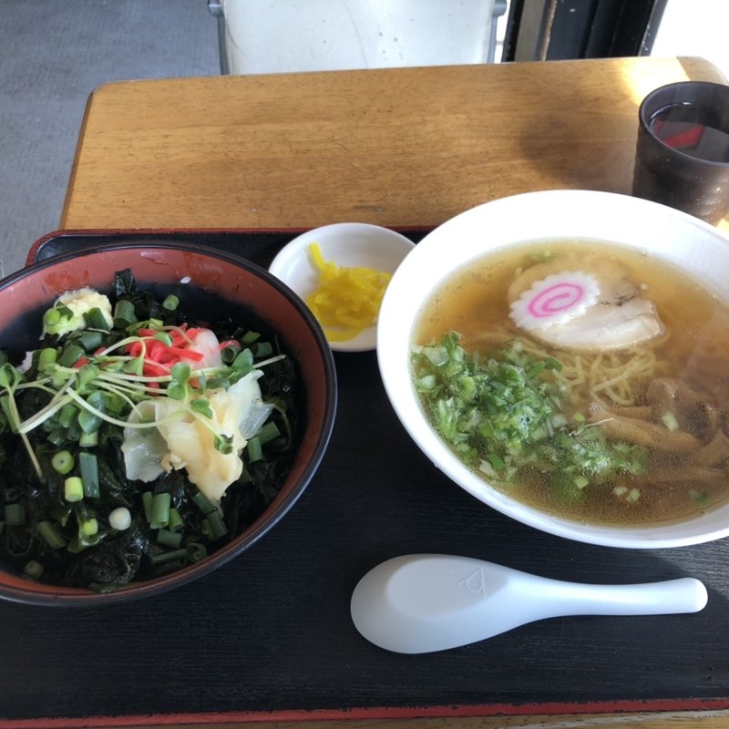 生わかめ丼と支那そば(ゆうき食堂)