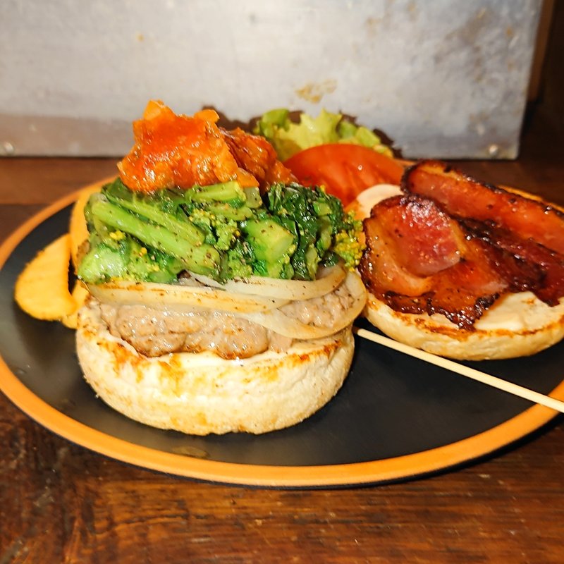 菜の花とベーコンのサルサバーがー(パントリー コヨーテ （PANTRY COYOTE）)