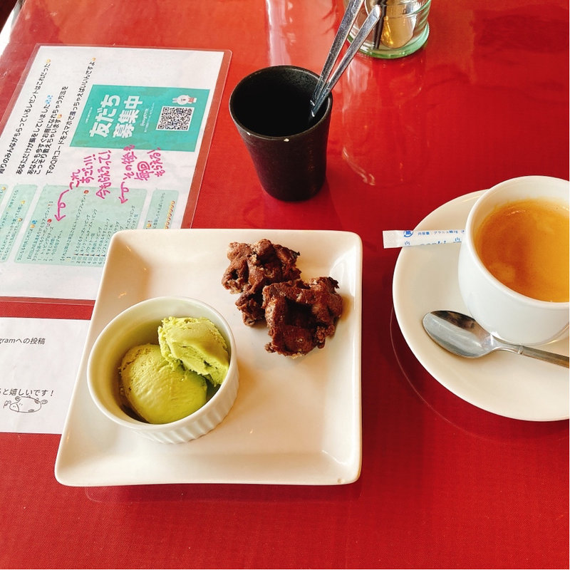 ココアのワッフル、抹茶アイス、ホットコーヒー(牛すじトマト煮込み専門店もうまてん)
