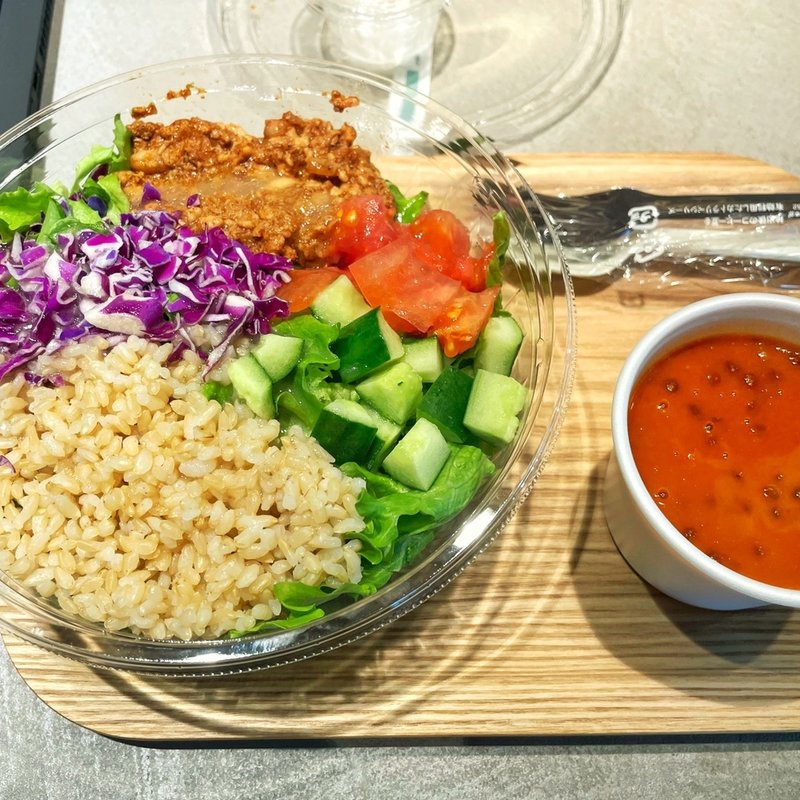 スパイシーチリコンカンのタコライスのサラダ(ASICS Sports Complex TOKYO BAY CAFE)