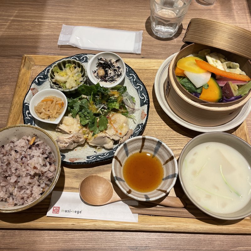 vegi-vegi plate＋海南鶏(ハイナンジー)(限定)(musi-vege+ 阪急三番街店（ムシベジプラス）)