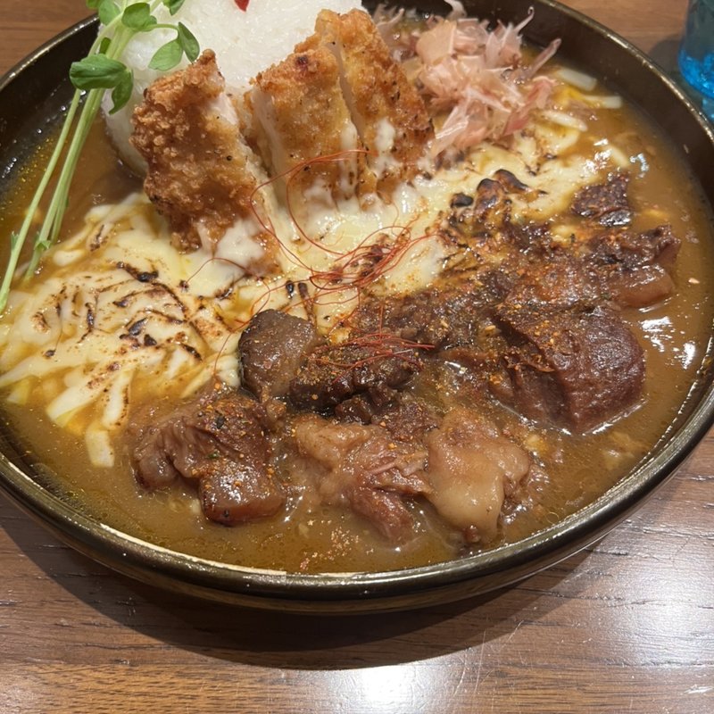焼きチーズとトロスジカレー(ジパングカリーカフェ 和風カレー ヒゲ ボウズ)