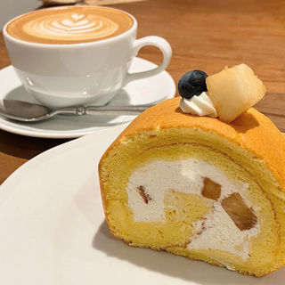 桃のロールケーキ(cafe UWAIT)