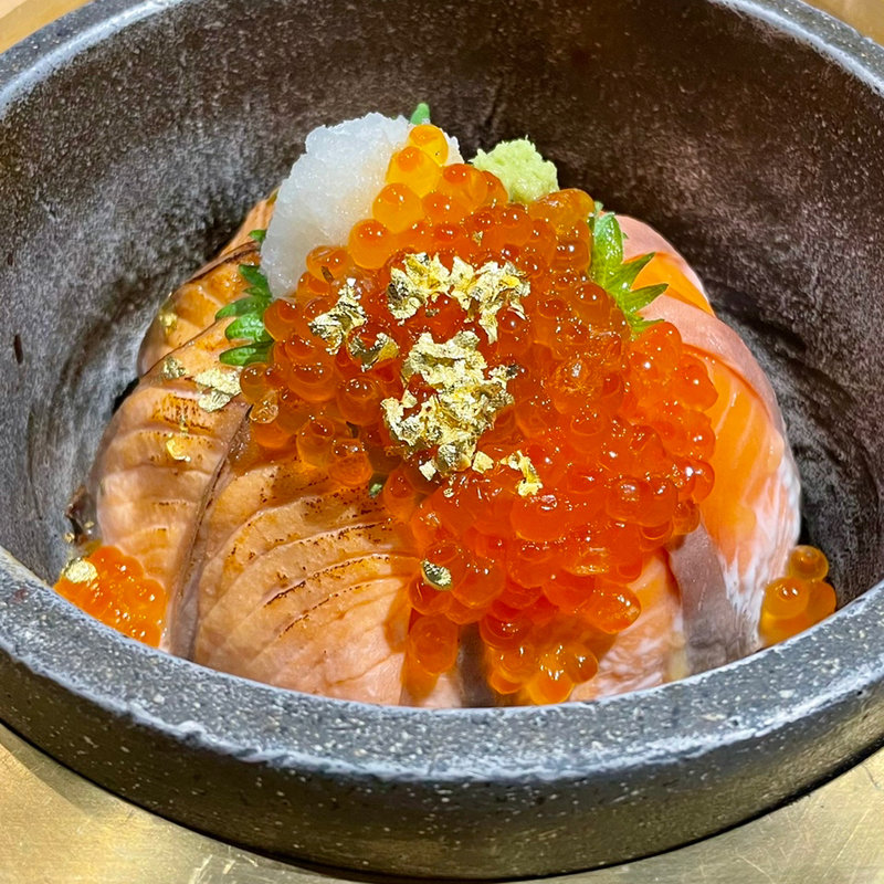 炙りサーモンといくらの石焼丼(東山 志)